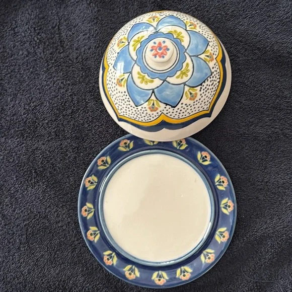 Cute little Butter Dish - Picture 3 of 6
